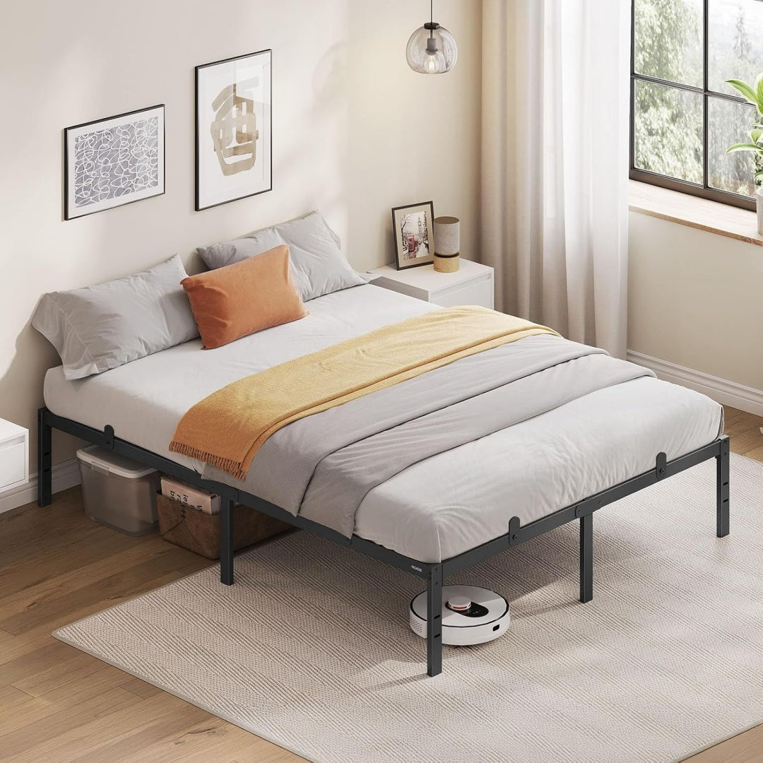 Pour un interieur harmonieux, table avec portes, aux accents metalliques en finition noir