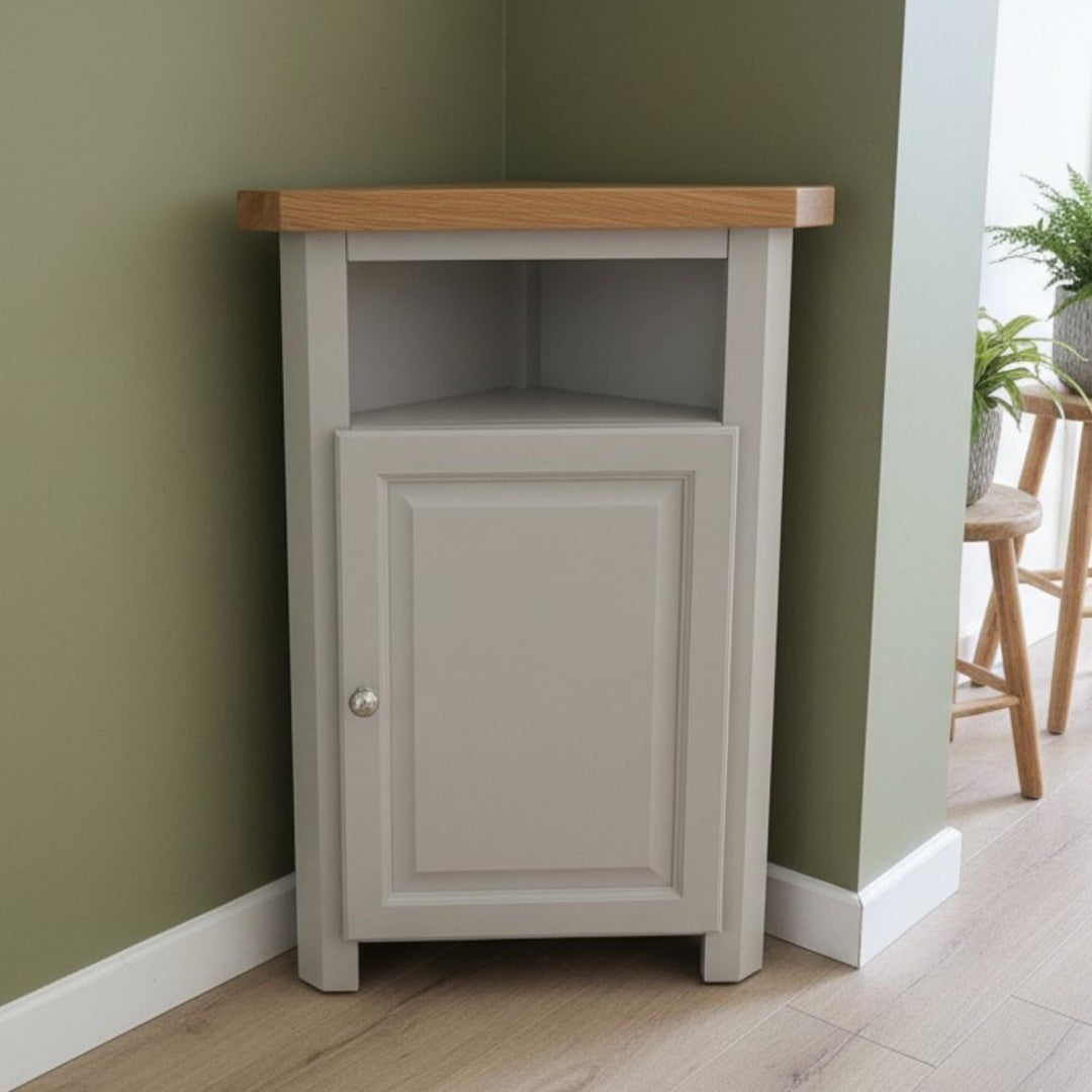 Une touche de caractere, armoire avec portes dans un ton blanc et gris